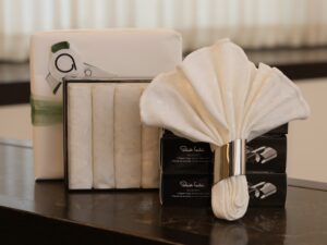 Gift Package | 6 Napkin Rings by Robert Welch & 6 Cloth Napkins by Casa Bella