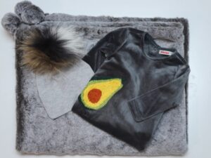 Newborn gift box: Luxury blanket, Hat, Babygrow