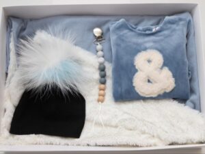 Newborn Bumper box: Dummy chain, Blanket, Hat, Babygrow.