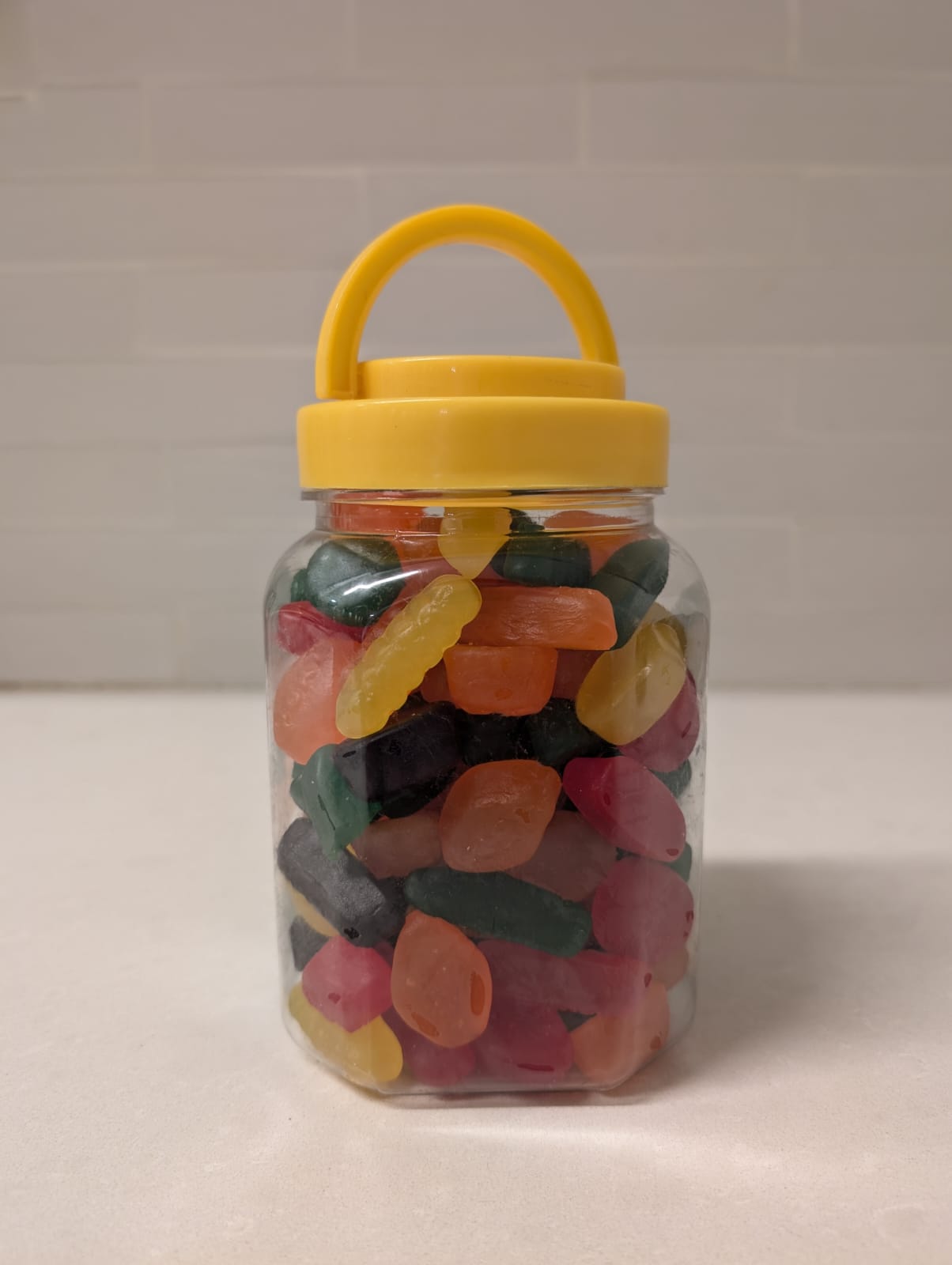 Plastic jar with up to 6 fillings of your choice (800g)