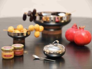Rosh Hashanah Gift Package | Drift Honey Dish with Spoon by Robert Welch & 2 Flavored Honey’s