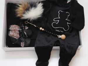 Deluxe Gift Box: Babygrow, Dummy chain, Blanket, Hat, Shoes